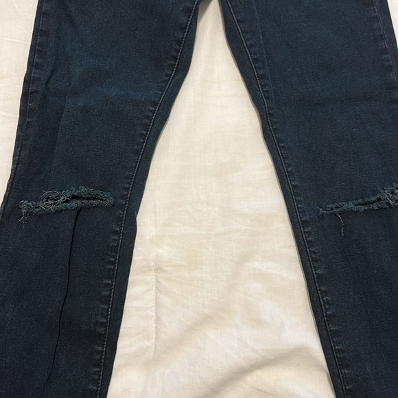 NWOT BDG High Rise Distressed Skinny Jean Dark Wash Size 28 Ultra Stretch - Picture 11 of 12